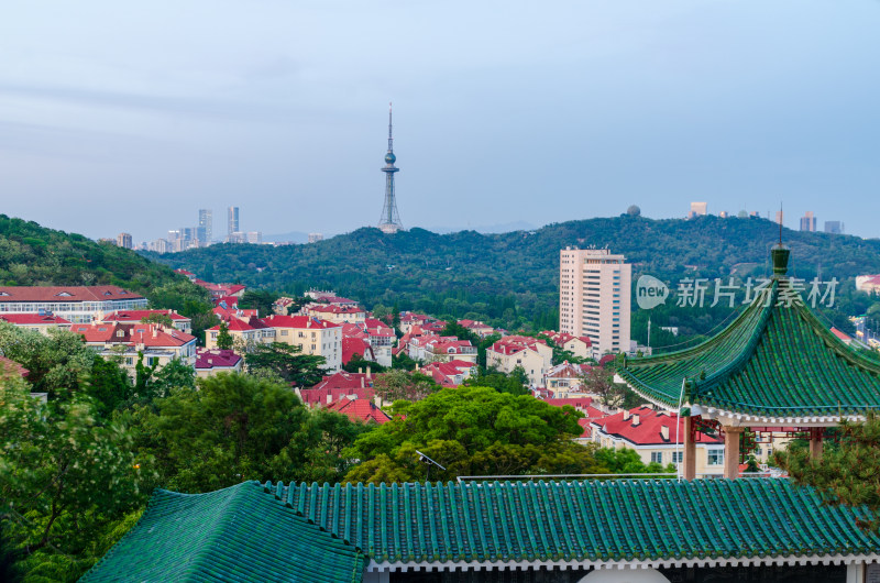 青岛小鱼山上俯瞰青岛城市风光