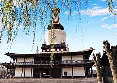 传统建筑与白塔风景