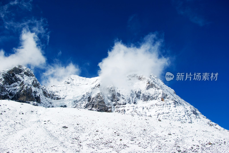 川西蓝天白云下的雪山风景