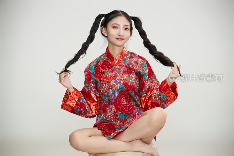 白色背景下身穿中国传统服饰的少女