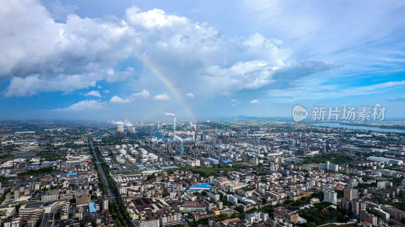 城市上空出现彩虹的工业厂区全景