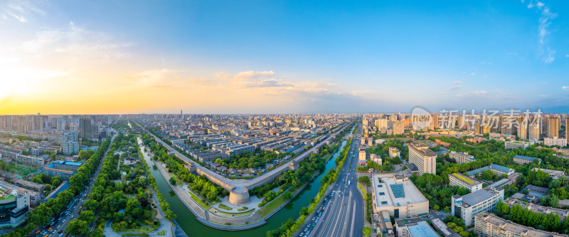 夕阳下的西安城墙全景