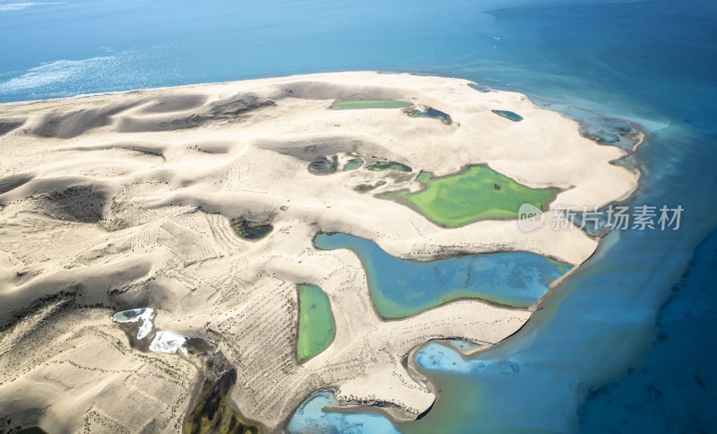 中国青海湖金沙湾多彩的海湾