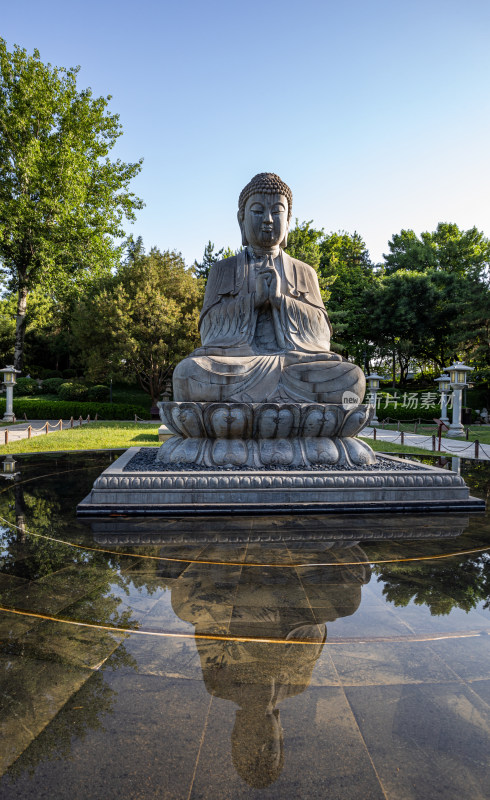 西安大雁塔大慈恩寺遗址公园释迦牟尼像景观