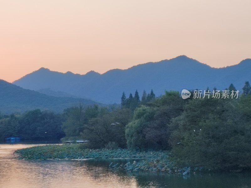 山林湖泊边的黄昏自然景观