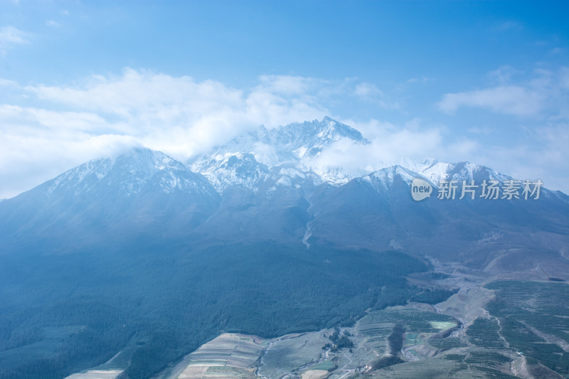 青海祁连山脉秋天的森林雪山自然风光