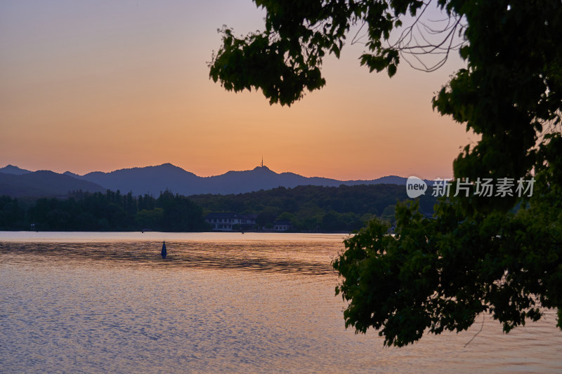 西湖的金色夕阳美景