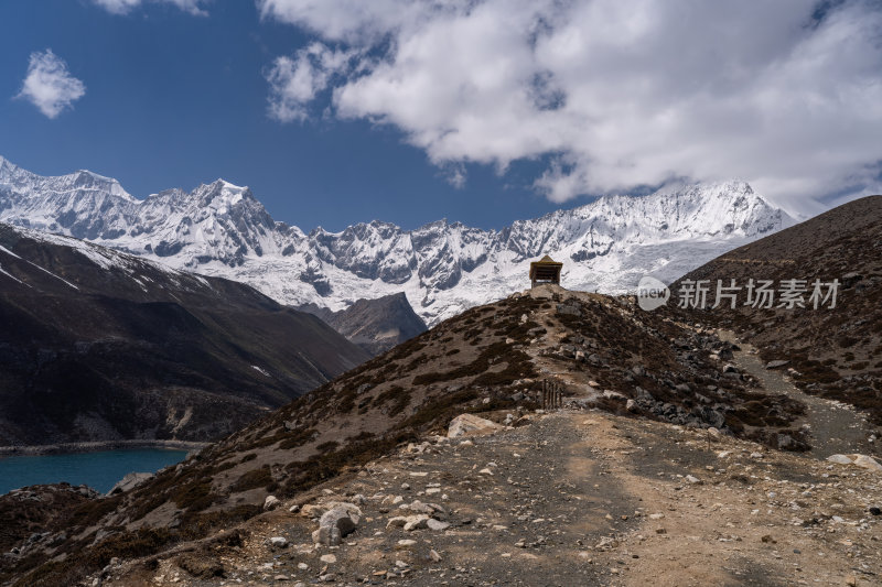 西藏山南洛扎秘境库拉岗日雪山湖泊壮丽景色