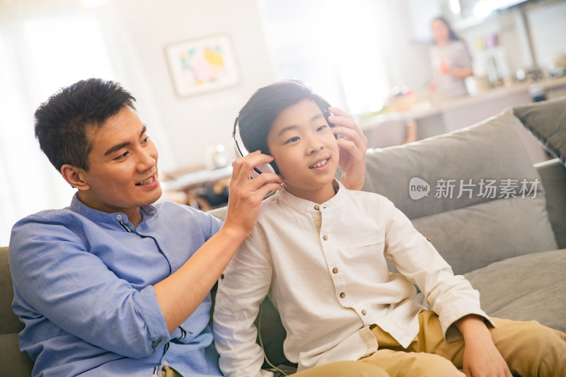 父亲和男孩听音乐