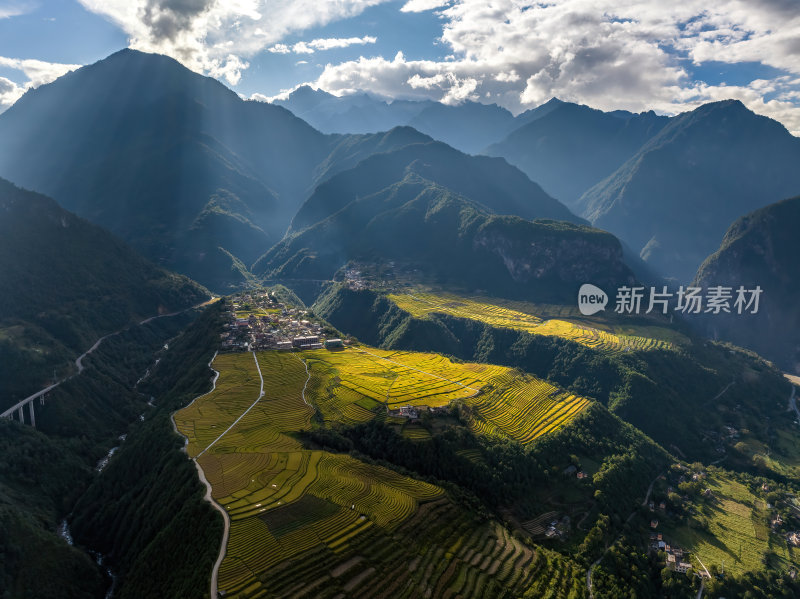 云南怒江傈僳族丙中洛人神共居秋色高空航拍