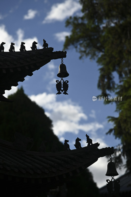 古建筑屋檐铃铛与神兽剪影