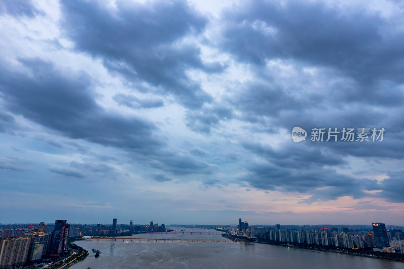 江西南昌城市夜幕降临城市夜景航拍图