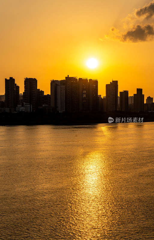 黄昏时的湖南株洲湘江风光带城市景观