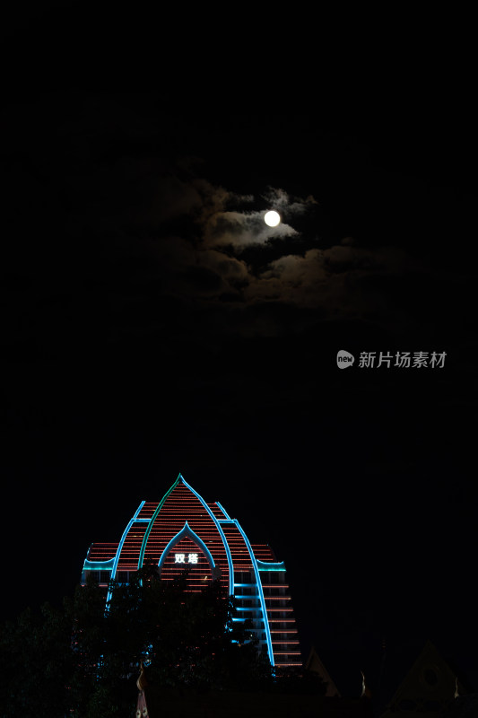 月光下的特色建筑夜景