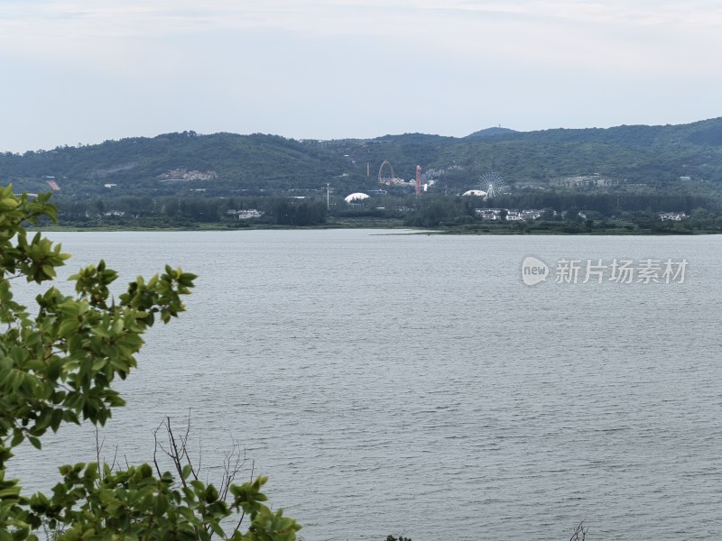 金牛湖：湖泊对岸有游乐设施的山水风光全景