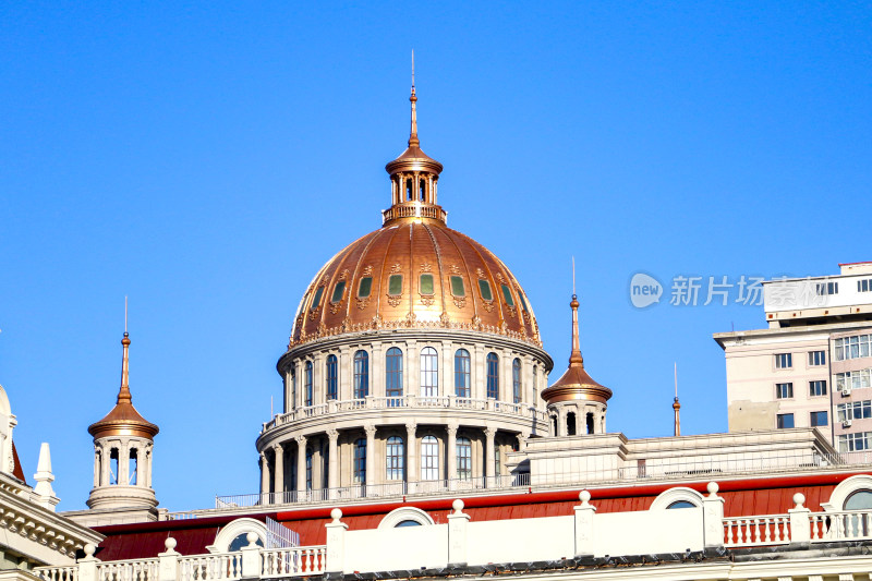 金色圆顶建筑外观特写