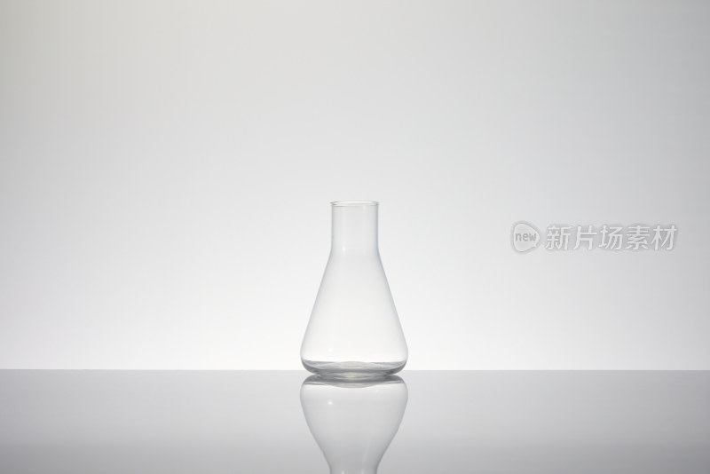 灰背景上的锥形瓶实验室器皿