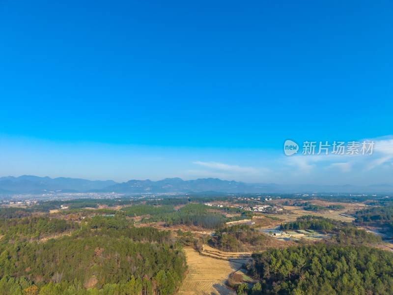 乡村田野与城市远景航拍