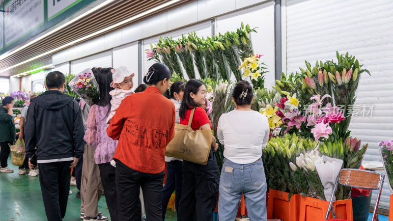 云南昆明斗南花市吸引大量游客前来买花