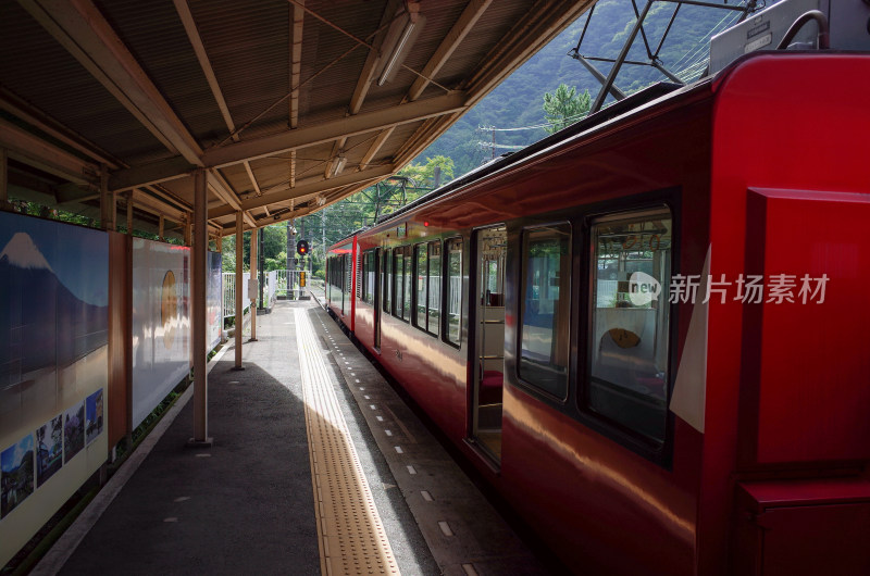 日本箱根景区红色的登山电车