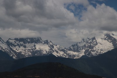 云层下的梅里雪山