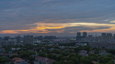 城市黄昏时分的全景鸟瞰