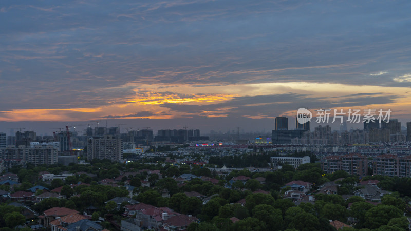 城市黄昏时分的全景鸟瞰