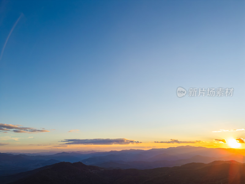 航拍山间日落的壮丽景色