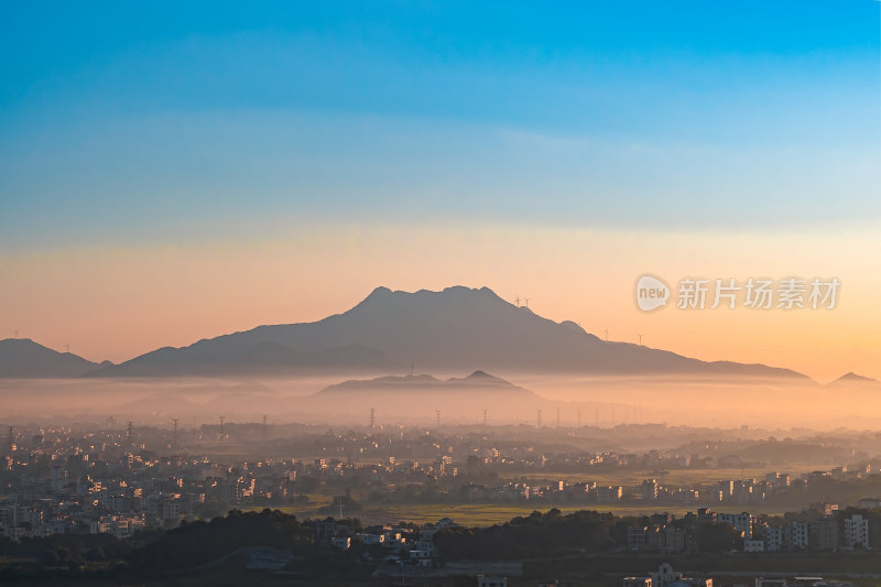 雾霭中朦胧的山林自然景色