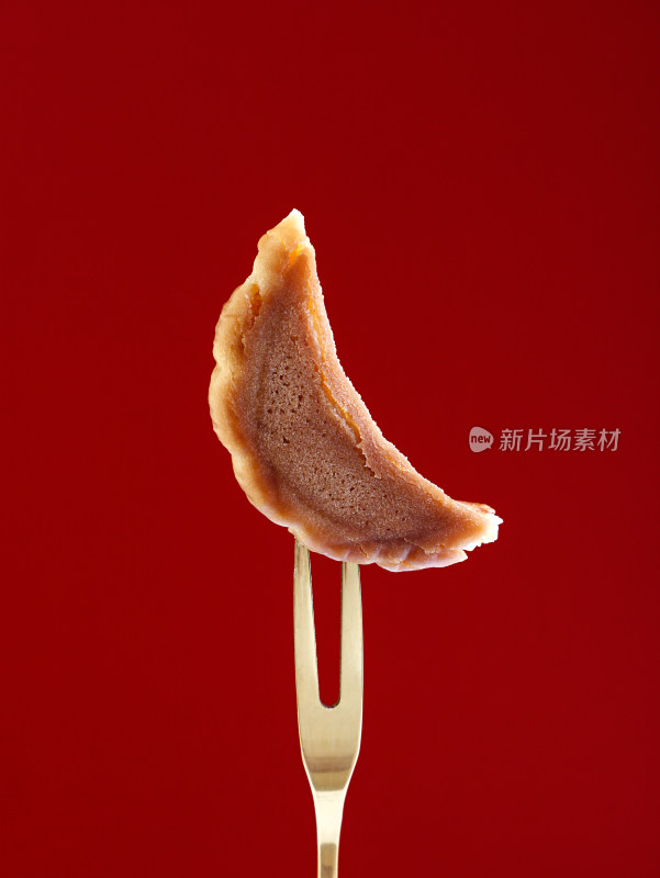 红色背景上，中秋节传统美食月饼的特写