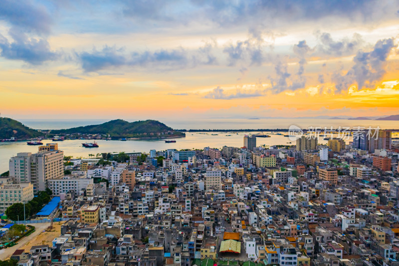 夕阳下的广东汕尾城市航拍