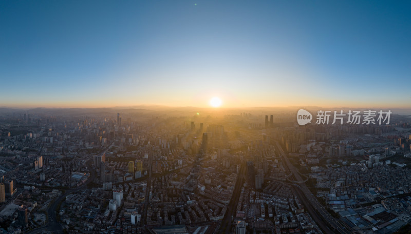 日出时分俯瞰昆明城市全景