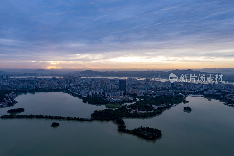 广东肇庆城市清晨航拍摄影图