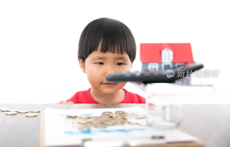 小女孩观察着摞好的计算器