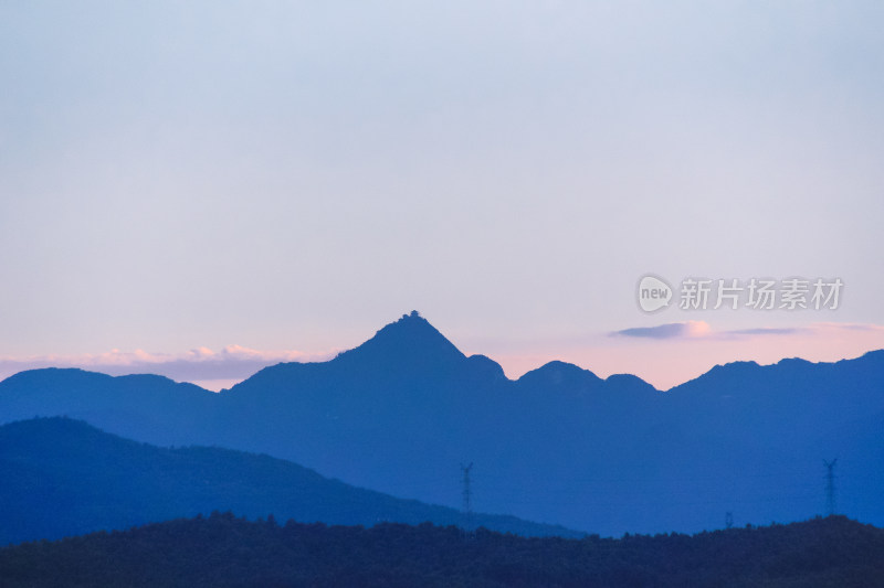 暮色山峦