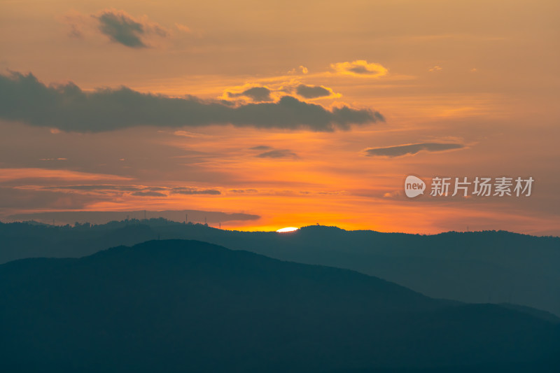 夕阳西下映照山峦的壮美景观