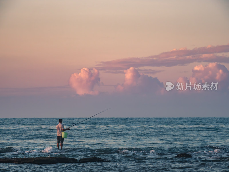 广西涠洲岛五彩滩海边晨钓