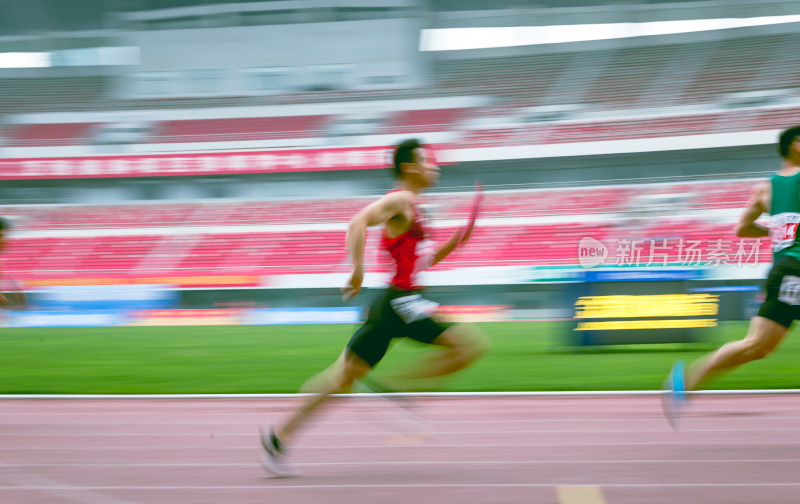 体育场内运动员跑步竞技