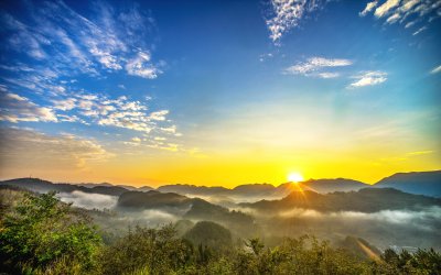 重庆酉阳：晨曦中的青山