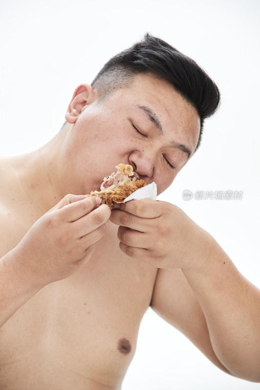 大吃特吃各种食物的肥胖亚洲男子