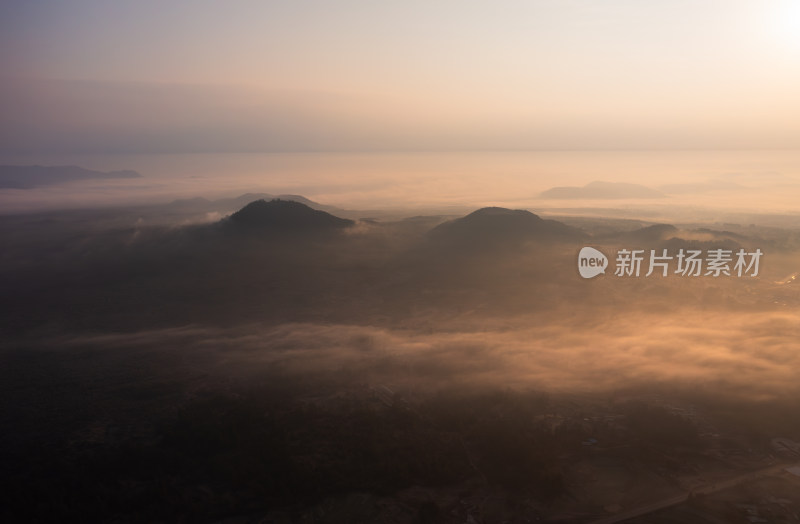 晨曦中云雾缭绕的腾冲火山群