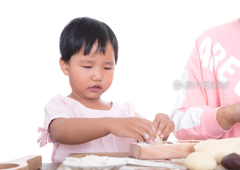 白背景前中国儿童在学习做月饼