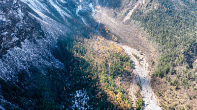 四川阿坝理小路的山区秋日风景