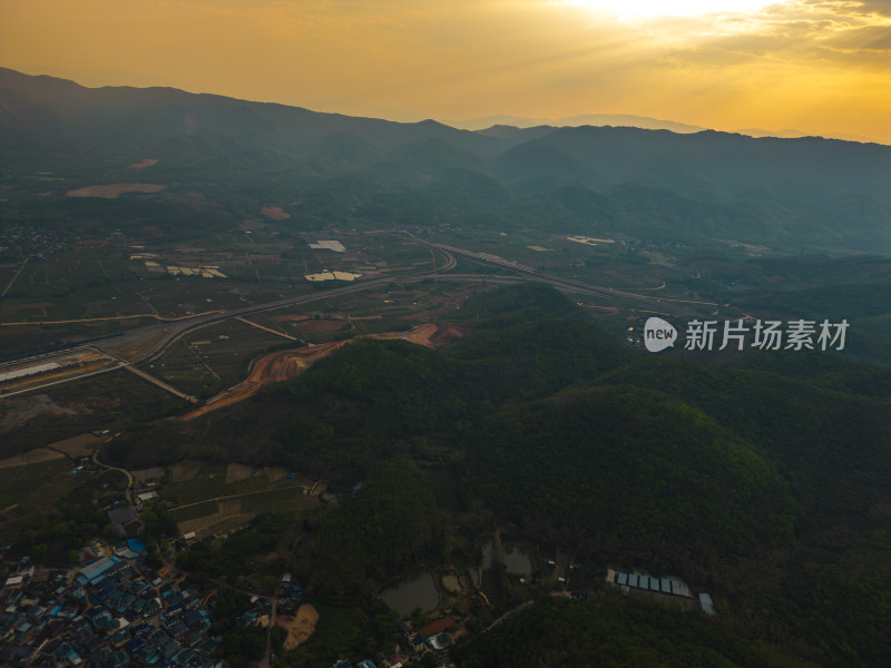 航拍黄昏时分的村庄田园风光