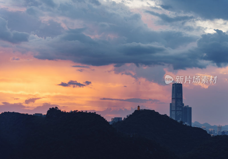 广西柳州市-城市里雨后的夕阳