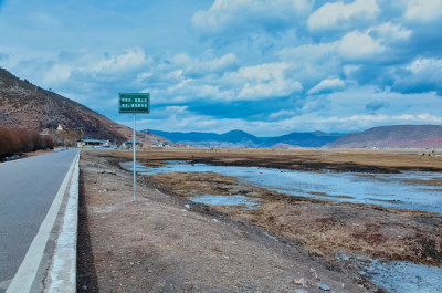 云南香格里拉纳帕海湿地湖泊公路风光