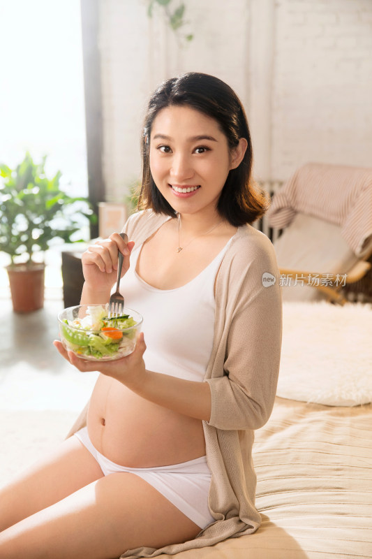 孕妇正在吃蔬菜沙拉