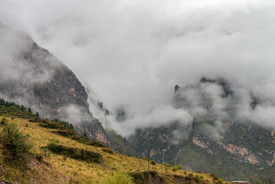 云雾缭绕的山峰