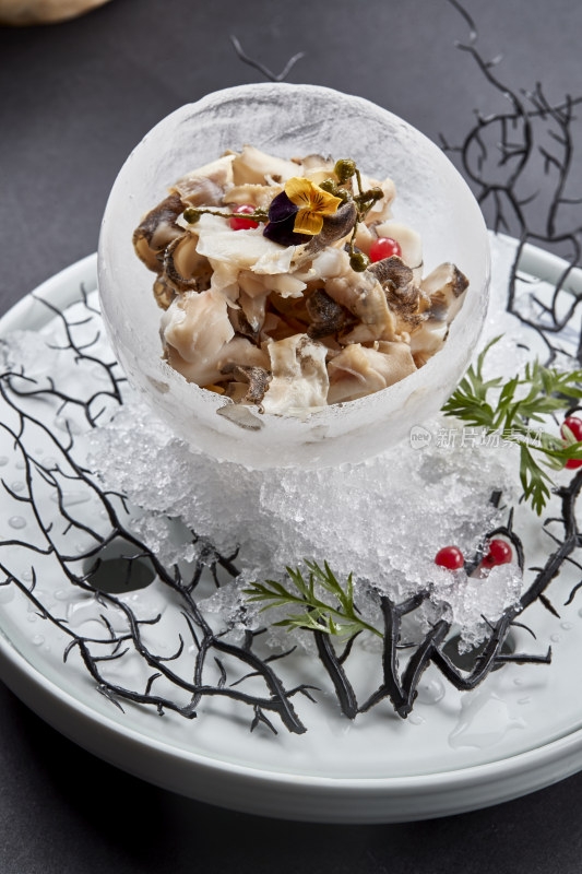 冰制作的餐具器皿装的大海螺肉（温拌螺头）