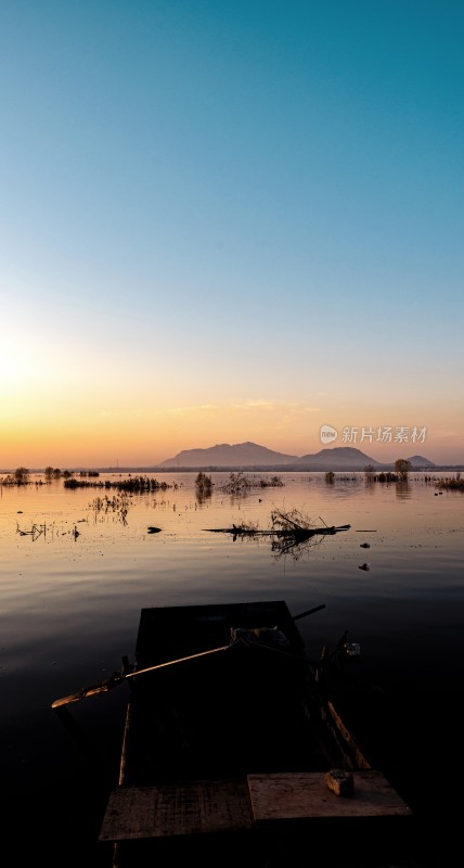 湖面小船日出风景